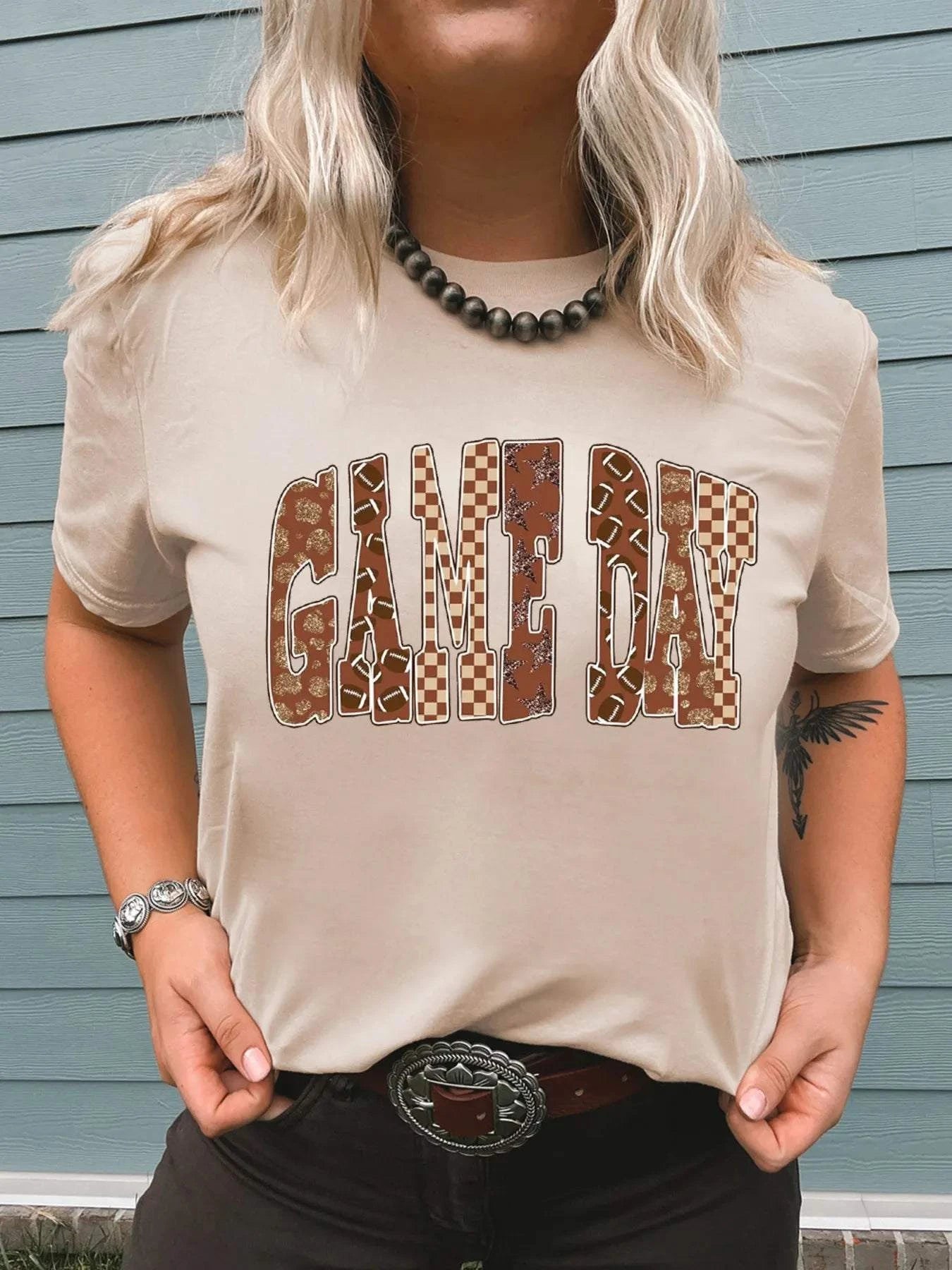 Full Size GAME DAY Checkered Letter Graphic T Shirt Plus SizeFeatures:Basic style
Stretch:Slightly stretchy
Material composition:62% polyester, 32% cotton, 6% elastane
Care instructions:Machine wash cold. Tumble dry low.
ImporMerit SellGame Day CheckeredTrendsi