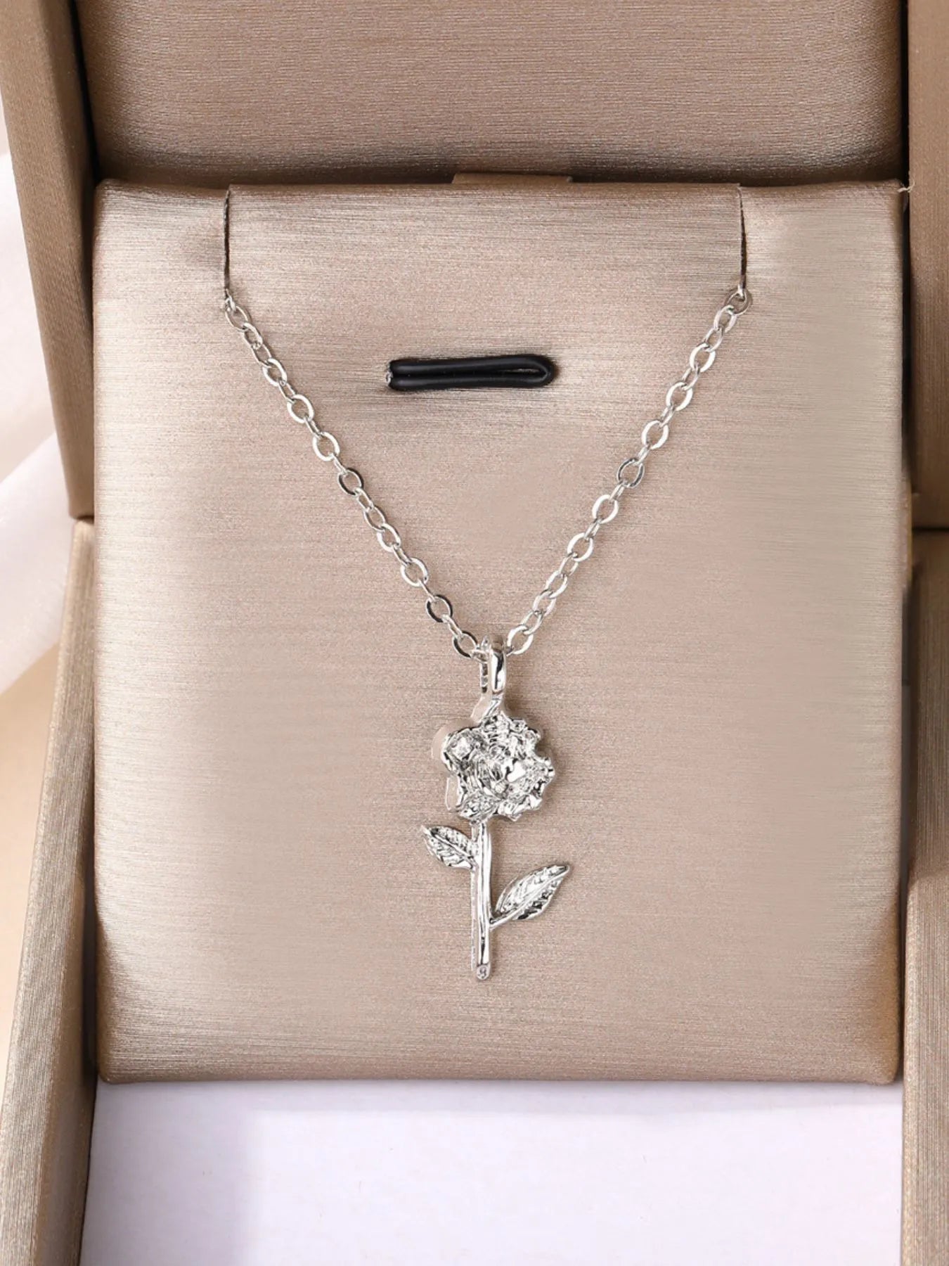 Alloy Rose Pendant Necklace - Merit Sell