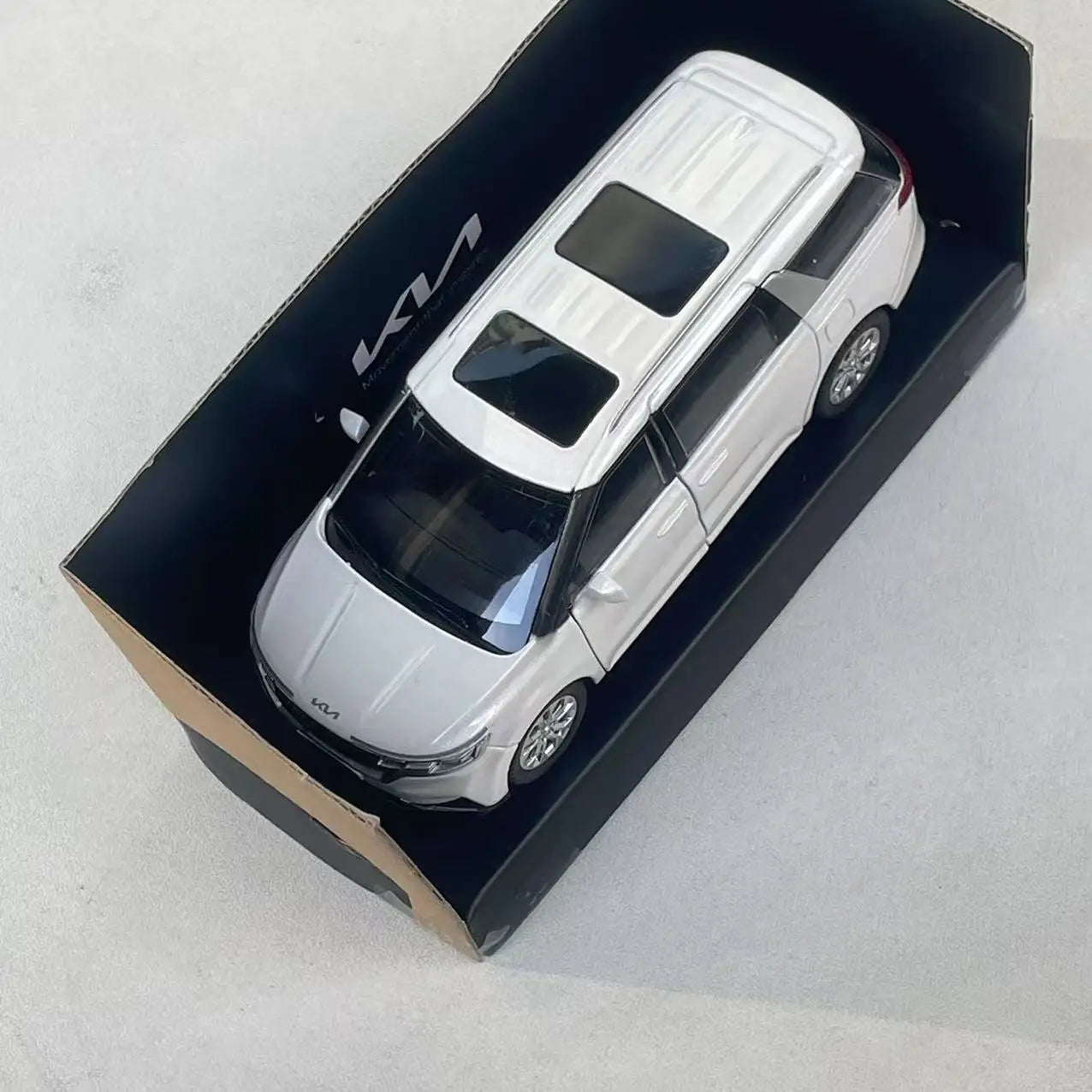 Die-cast 1:38 scale from KIA Carnival alloy car decoration Collection Alloy pull-back car model collection souvenirs