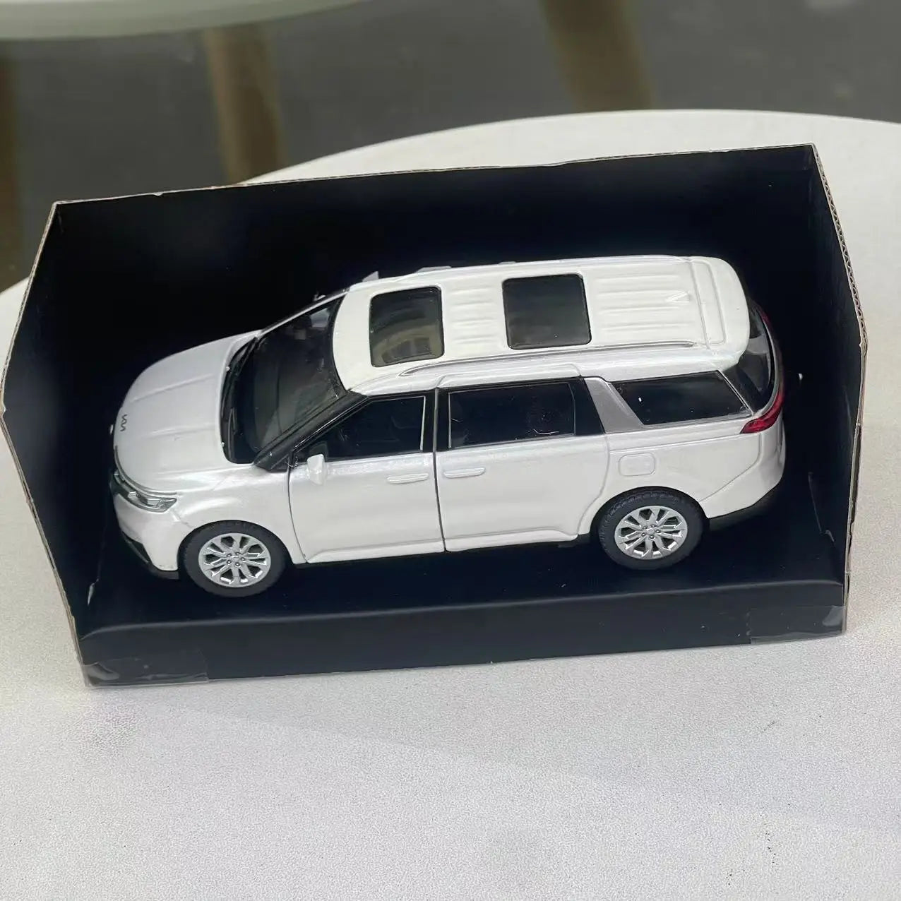 Die-cast 1:38 scale from KIA Carnival alloy car decoration Collection Alloy pull-back car model collection souvenirs
