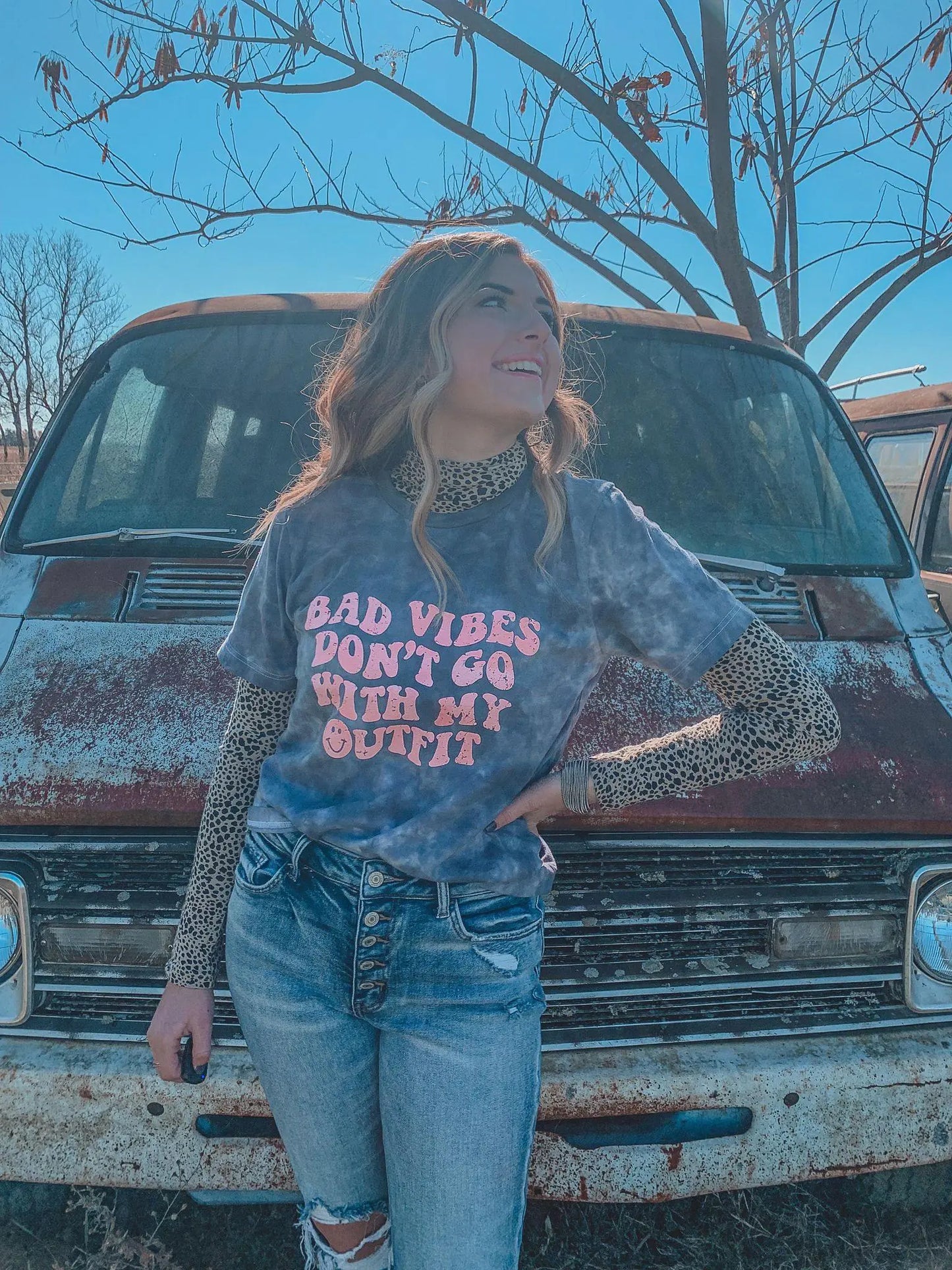 "Bad Vibes Don't Go With My Outfit" T-Shirt - Trendy Tee